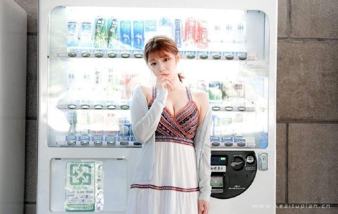 性感巨乳美女高清户外写真壁纸图片