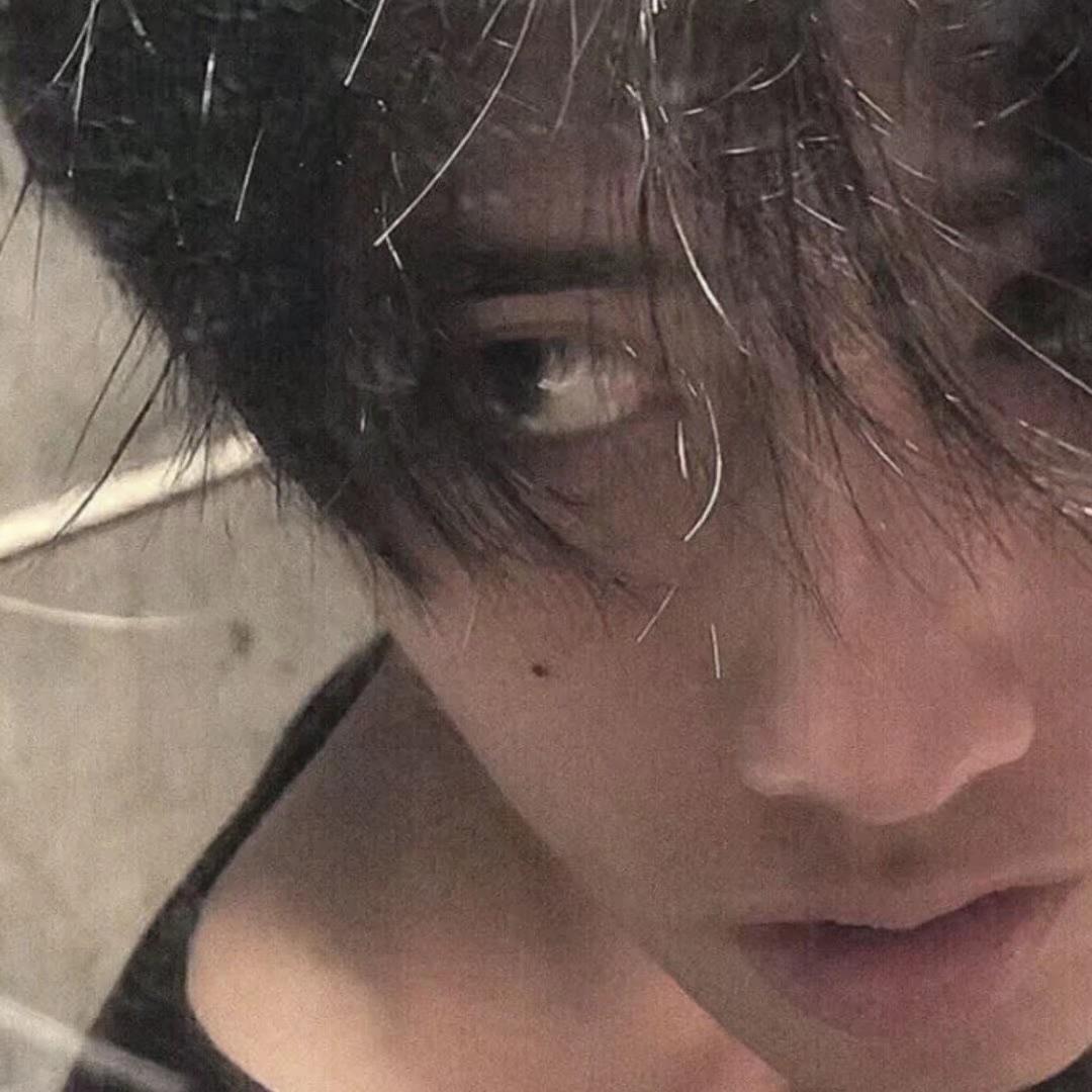 眼神犀利的帅气男生头像，人山人海中一样看到你