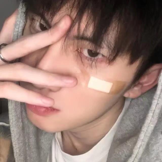 眼神犀利的帅气男生头像，人山人海中一样看到你