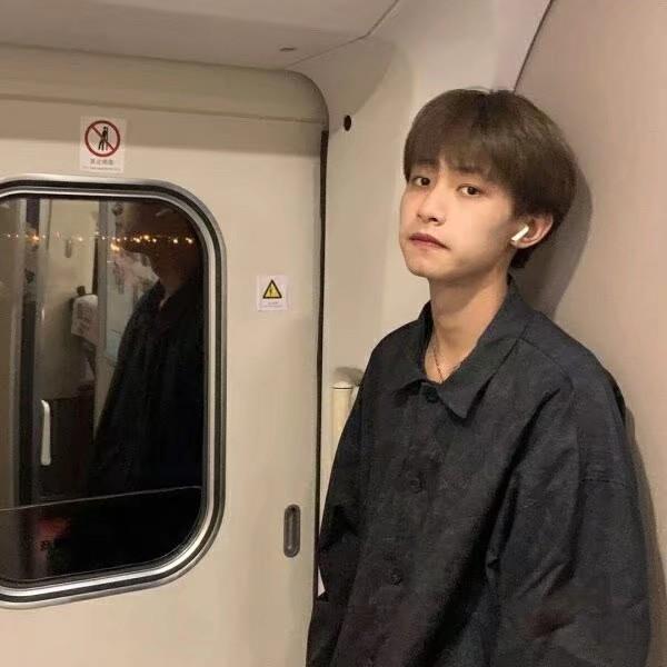 眼神犀利的帅气男生头像，人山人海中一样看到你