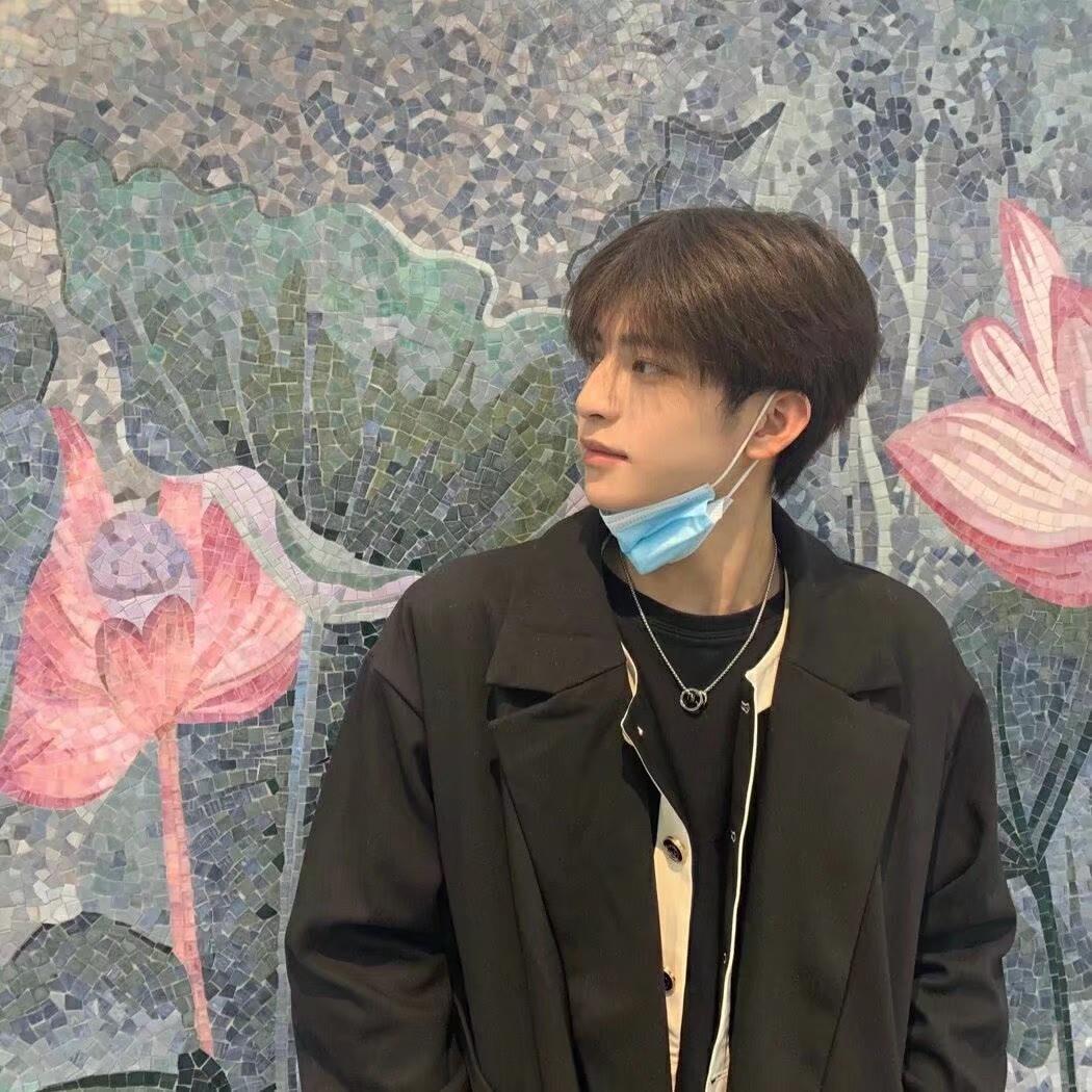 眼神犀利的帅气男生头像，人山人海中一样看到你