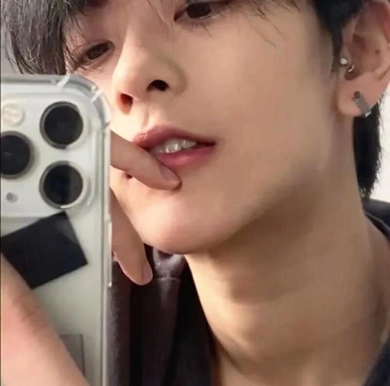 眼神犀利的帅气男生头像，人山人海中一样看到你