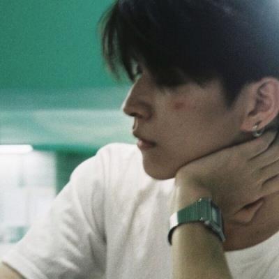一个人孤单伤感的丧系男生头像