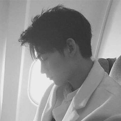 一个人孤单伤感的丧系男生头像