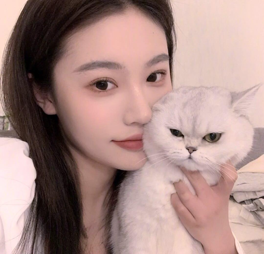可爱气质的女生自拍一人一张头像