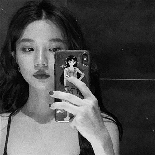 永远忠于自己的高冷御姐范美女黑白头像高清图片