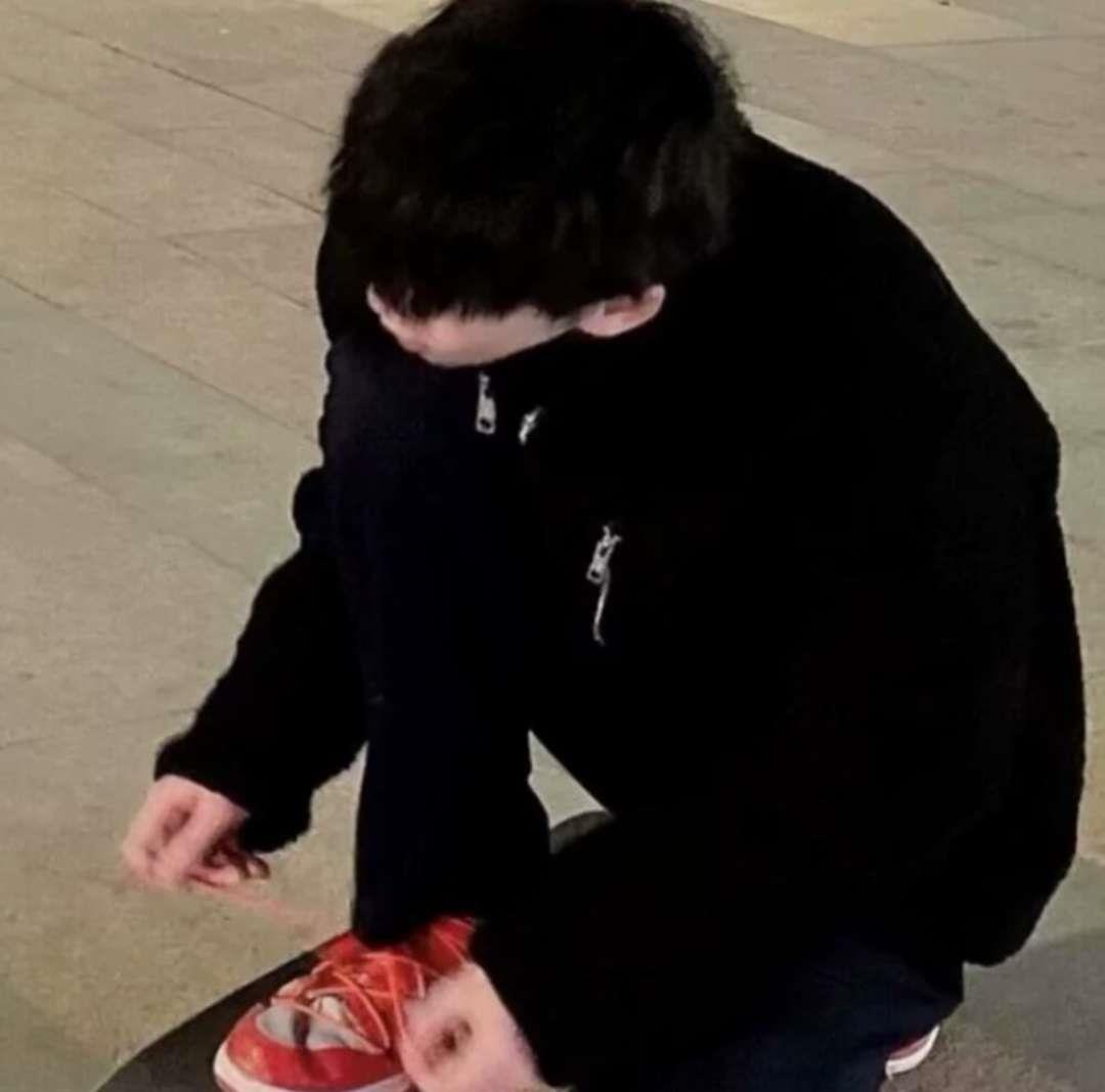 小众日系真人男生不露脸头像，向你的光里坠落