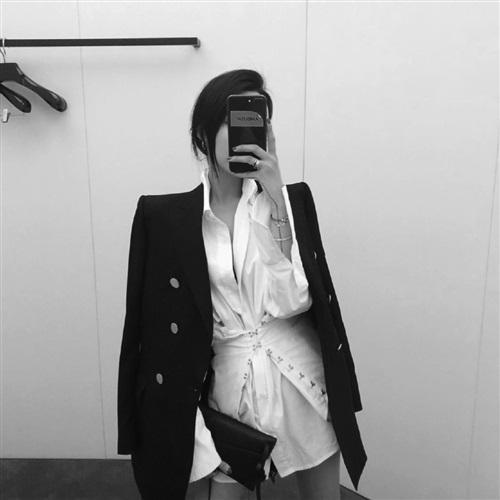 高冷侧脸女生黑白头像||做自己的女王