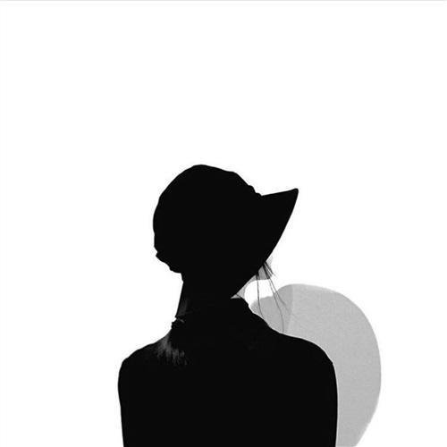 高冷侧脸女生黑白头像||做自己的女王