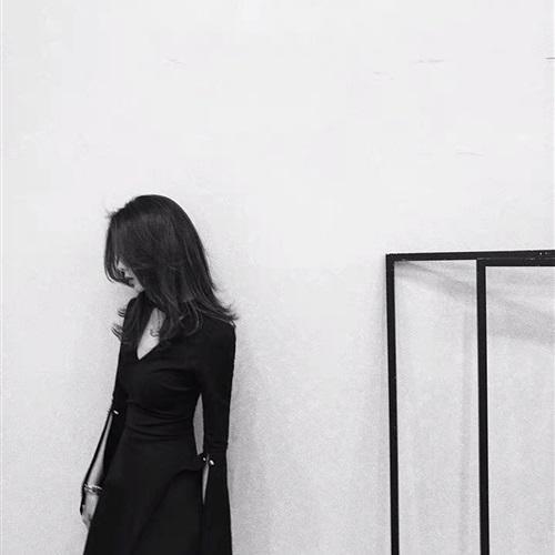 高冷侧脸女生黑白头像||做自己的女王