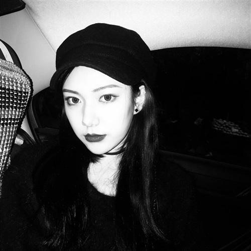 看起来就很高冷的黑白个性女生头像