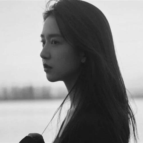 看起来就很高冷的黑白个性女生头像