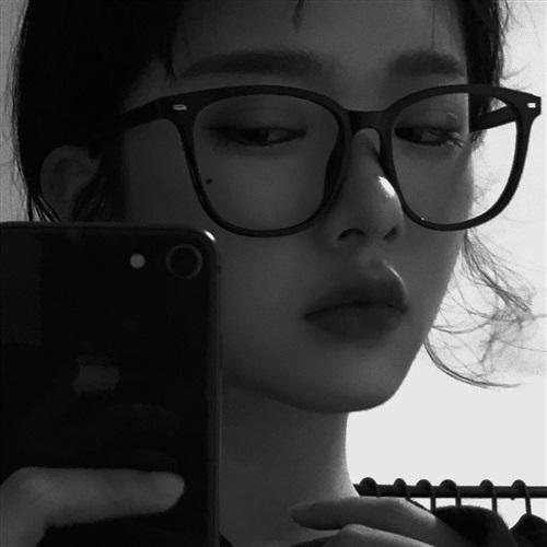 黑白风格好看的女生微信头像