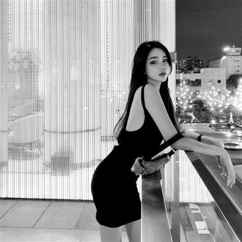 高级个性气质女生黑白微信高清头像图片