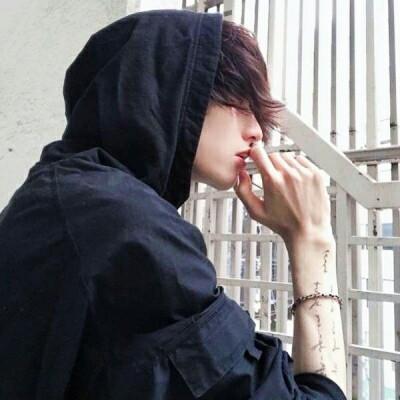 都是在夜里崩溃过的人·颓废男生丧系头像