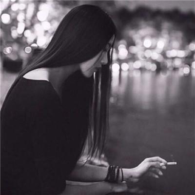 4月优质精选女生侧脸好看又伤感的黑白头像图片