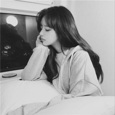 4月优质精选女生侧脸好看又伤感的黑白头像图片