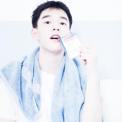 四月精选韩范帅哥温柔好看头像图片