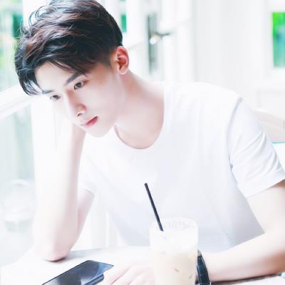 四月精选韩范帅哥温柔好看头像图片