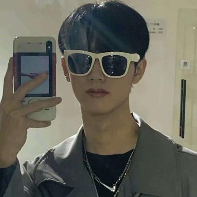 拿着手机自拍的帅气男生微信头像图片