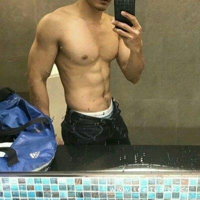 健身男生秀腹肌迷人帅气微信头像图片
