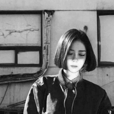 好看有意境的短发美女黑白头像