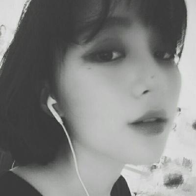好看有意境的短发美女黑白头像