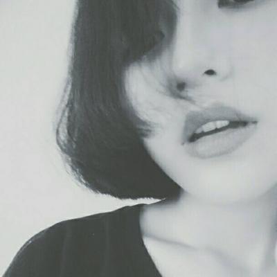 好看有意境的短发美女黑白头像
