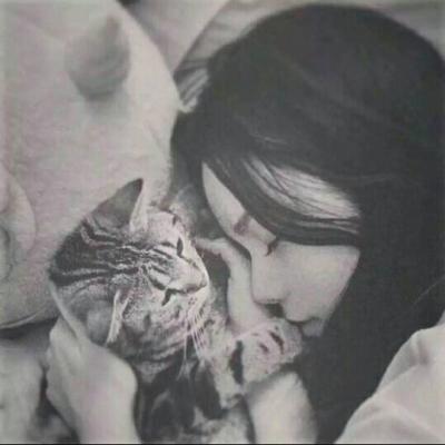 好看有意境的短发美女黑白头像