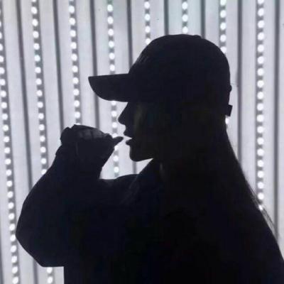 好看有意境的短发美女黑白头像