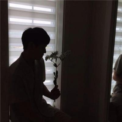 昏暗中的男生侧颜身影文艺意境头像图片