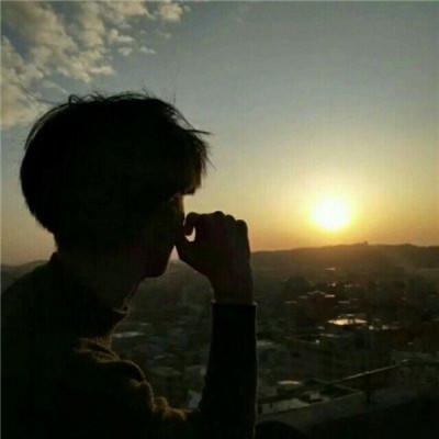 昏暗中的男生侧颜身影文艺意境头像图片