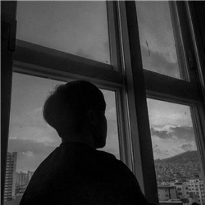 昏暗中的男生侧颜身影文艺意境头像图片