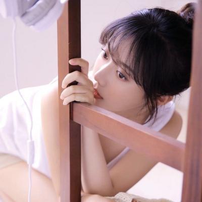 洋溢着青春气息的甜美女生头像图片