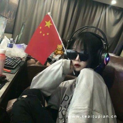 举着五星红旗的女生爱国必备头像图片