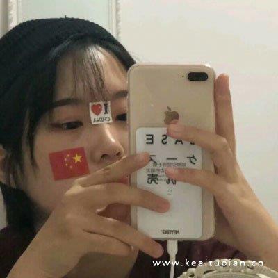 举着五星红旗的女生爱国必备头像图片