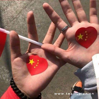 举着五星红旗的女生爱国必备头像图片