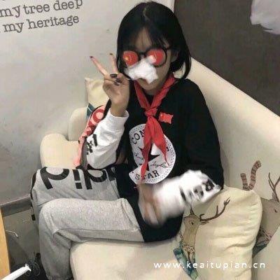 举着五星红旗的女生爱国必备头像图片