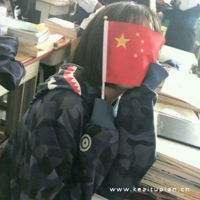 举着五星红旗的女生爱国必备头像图片