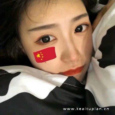 举着五星红旗的女生爱国必备头像图片
