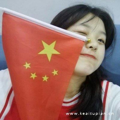 举着五星红旗的女生爱国必备头像图片