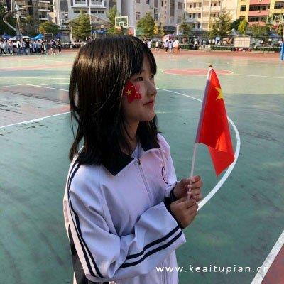 举着五星红旗的女生爱国必备头像图片