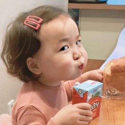 萌爆的可爱小女孩·仗着美貌搞怪的萌娃头像图片