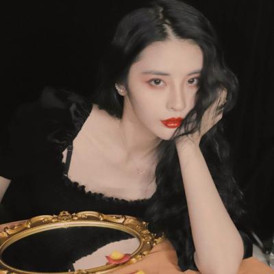 别具一格的港风美女好看头像图片