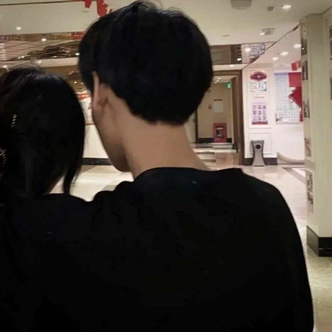 一对情侣的甜蜜秀恩爱日常自拍头像图片