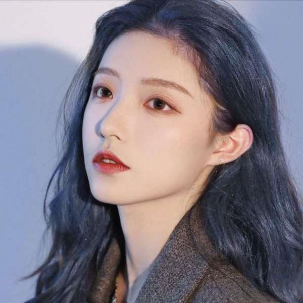 令人心动的高冷御姐范女生黑白头像图片