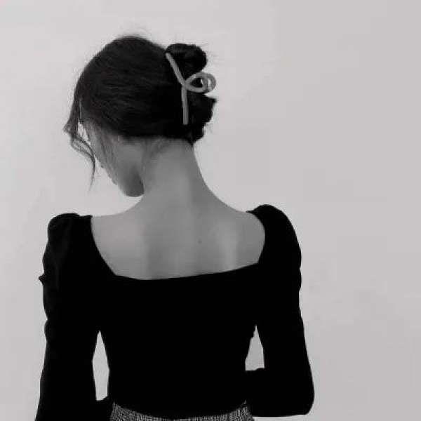 令人心动的高冷御姐范女生黑白头像图片