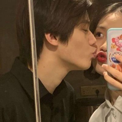 一对两张情侣恩爱自拍_真人情头头像图片