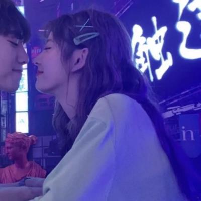 一对两张情侣恩爱自拍_真人情头头像图片