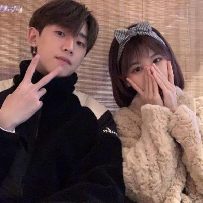 一对两张情侣恩爱自拍_真人情头头像图片